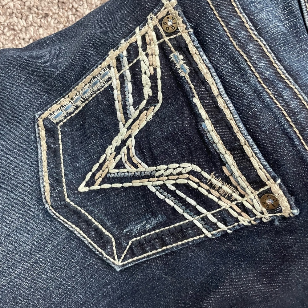 Stylish Denim Jeans with Embroidered Pocket